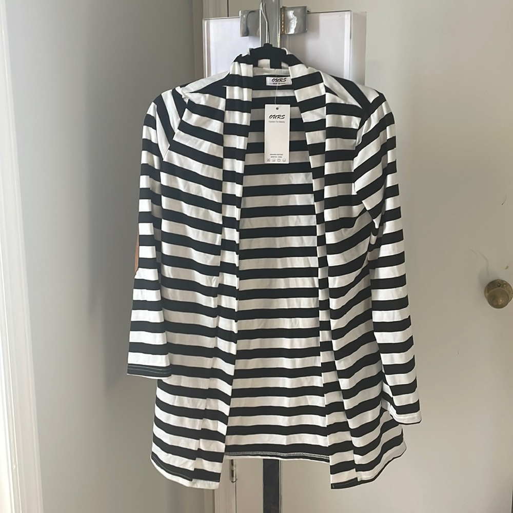 Size S Long sleeved blazer.